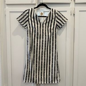 XS cute shift dress vertical stripes white and black